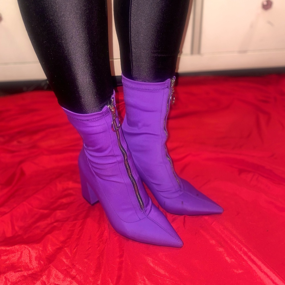Super cute Lycra purple boots💜 sz 8 us.  Worn one time